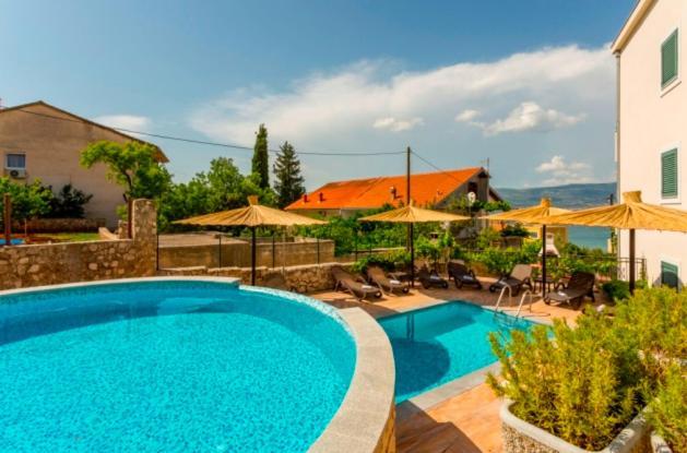 Seaesta Apartment Pool And Beach Слатине Экстерьер фото