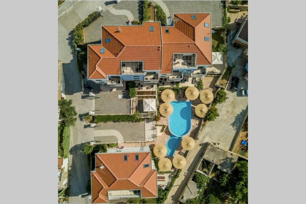 Seaesta Apartment Pool And Beach Слатине Экстерьер фото