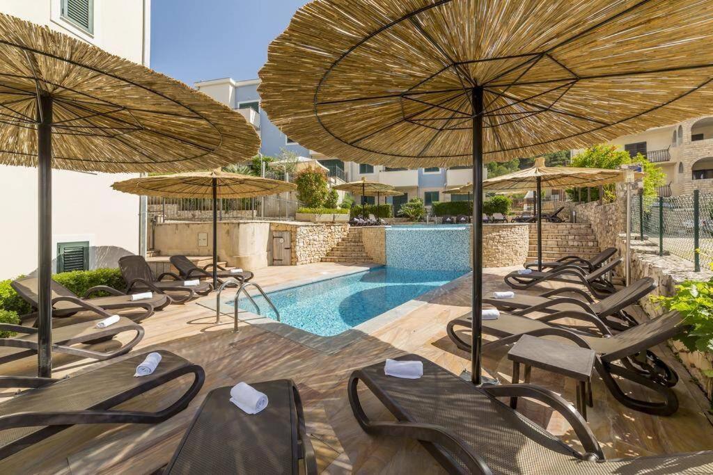 Seaesta Apartment Pool And Beach Слатине Экстерьер фото
